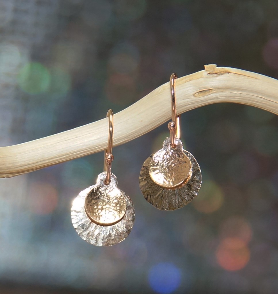 wrought earrings combining yellow, red and white gold