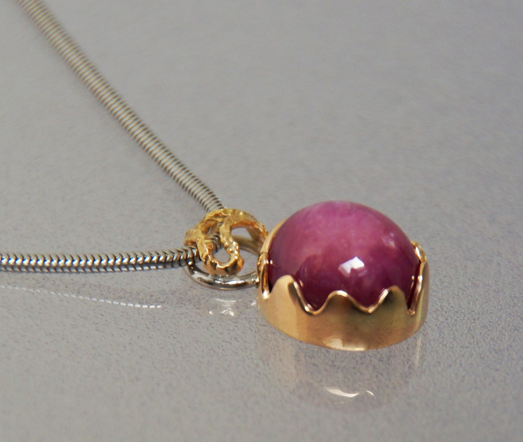 star ruby pendant with yellow and white gold