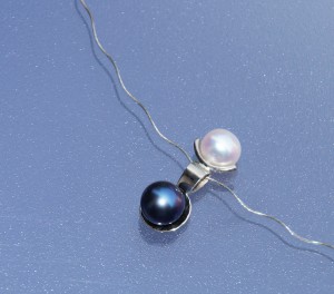 whitegold pendant with freshwater pearls