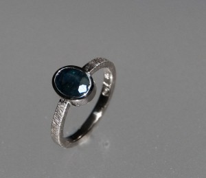 whitegold ring with sapphire