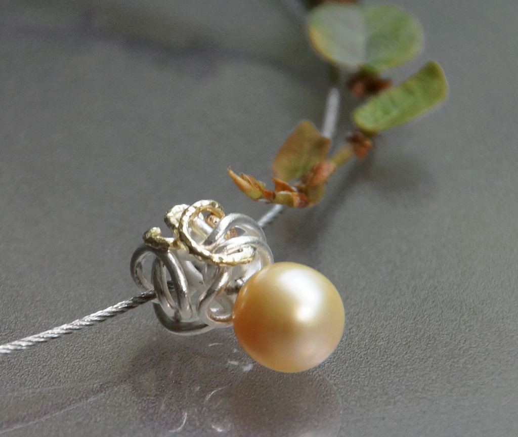 knot made from silver and gold with tahiti pearl