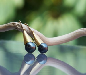 golden pearl earrings 